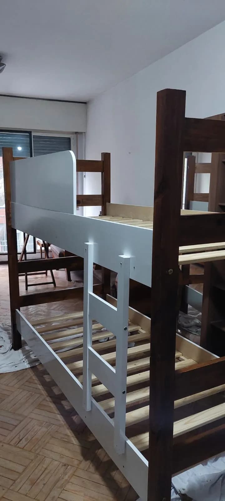 Cama cucheta de madera con baranda y escalera 3