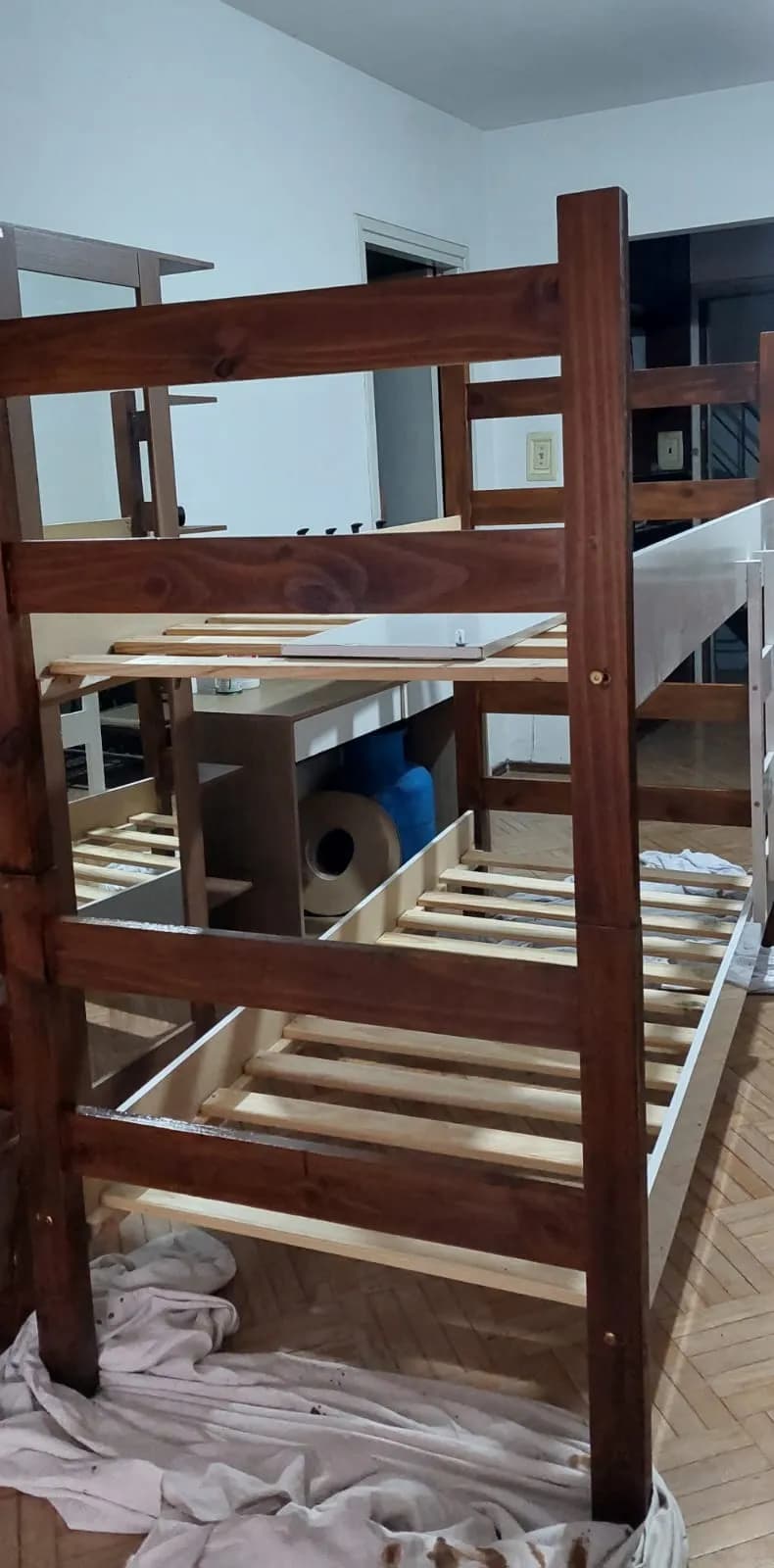 Cama cucheta de madera con baranda y escalera 4