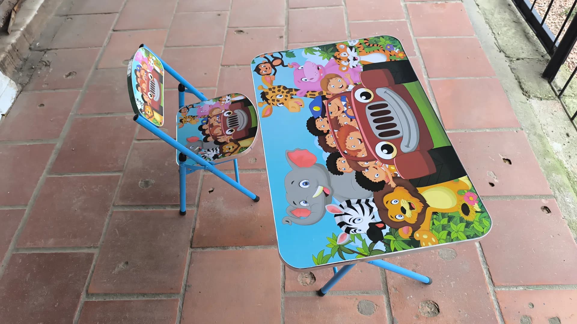 Mesita y silla infantil con diseño de animales 1