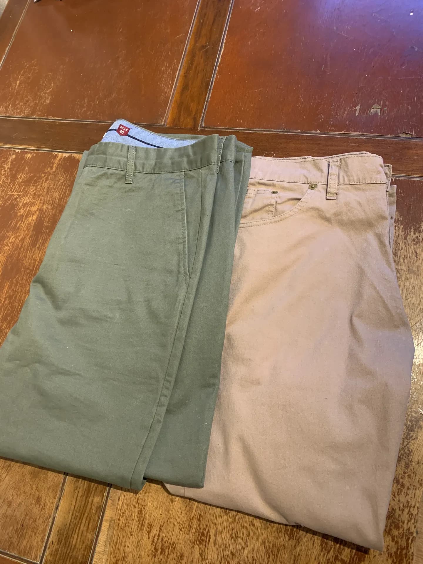 Pantalones de gabardina y chomba de piqué 2