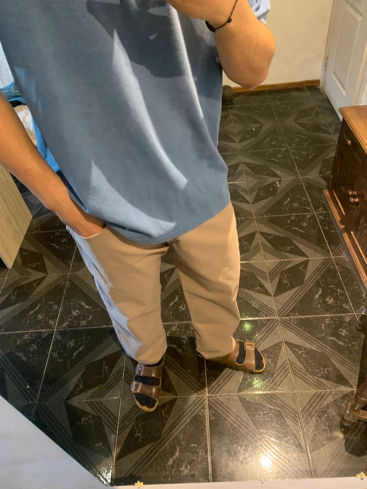 Pantalones de gabardina y chomba de piqué 4