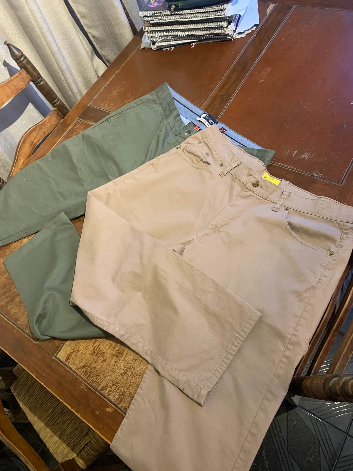 Pantalones de gabardina y chomba de piqué 1