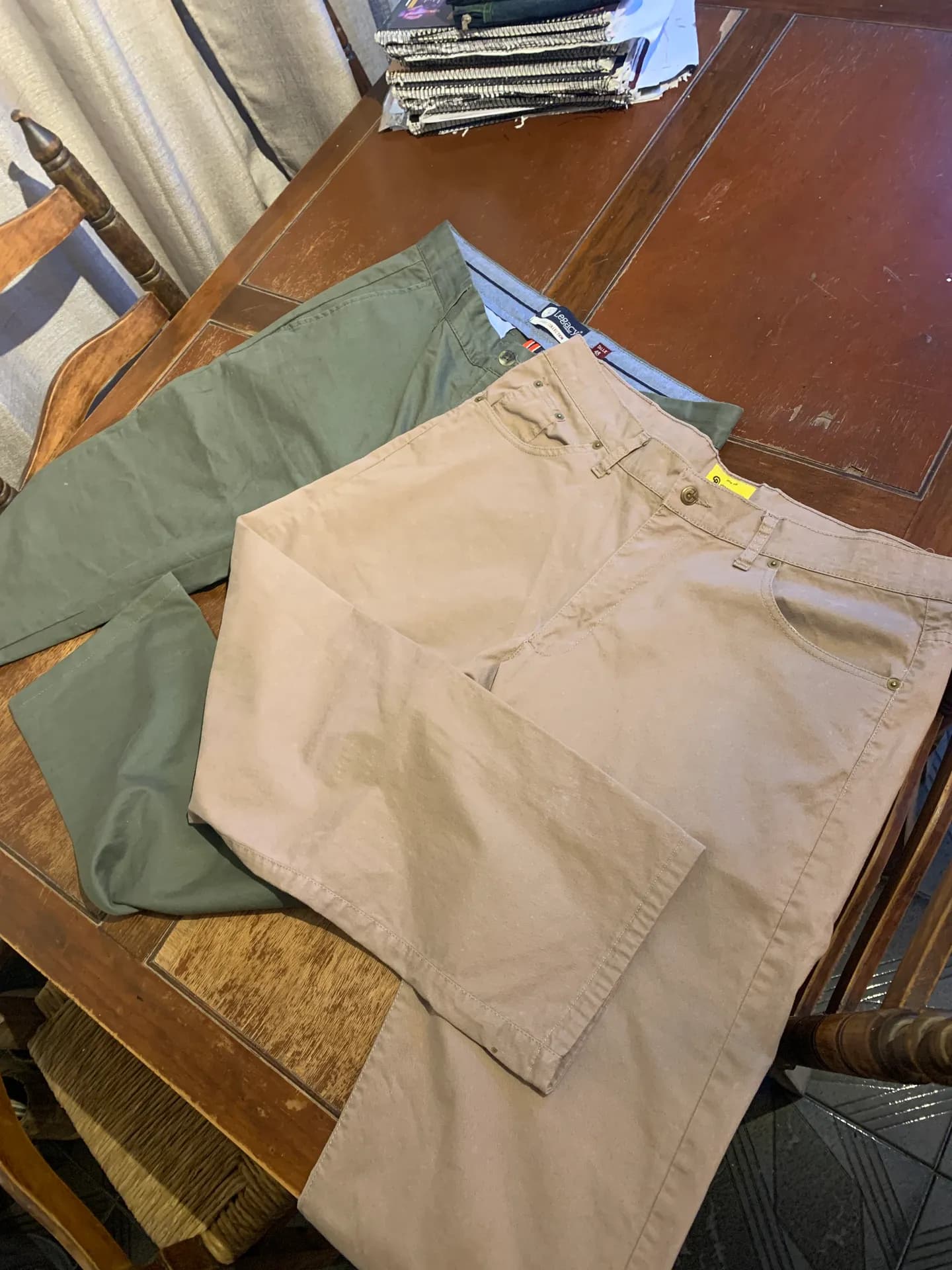 Pantalones de gabardina y chomba de piqué 1