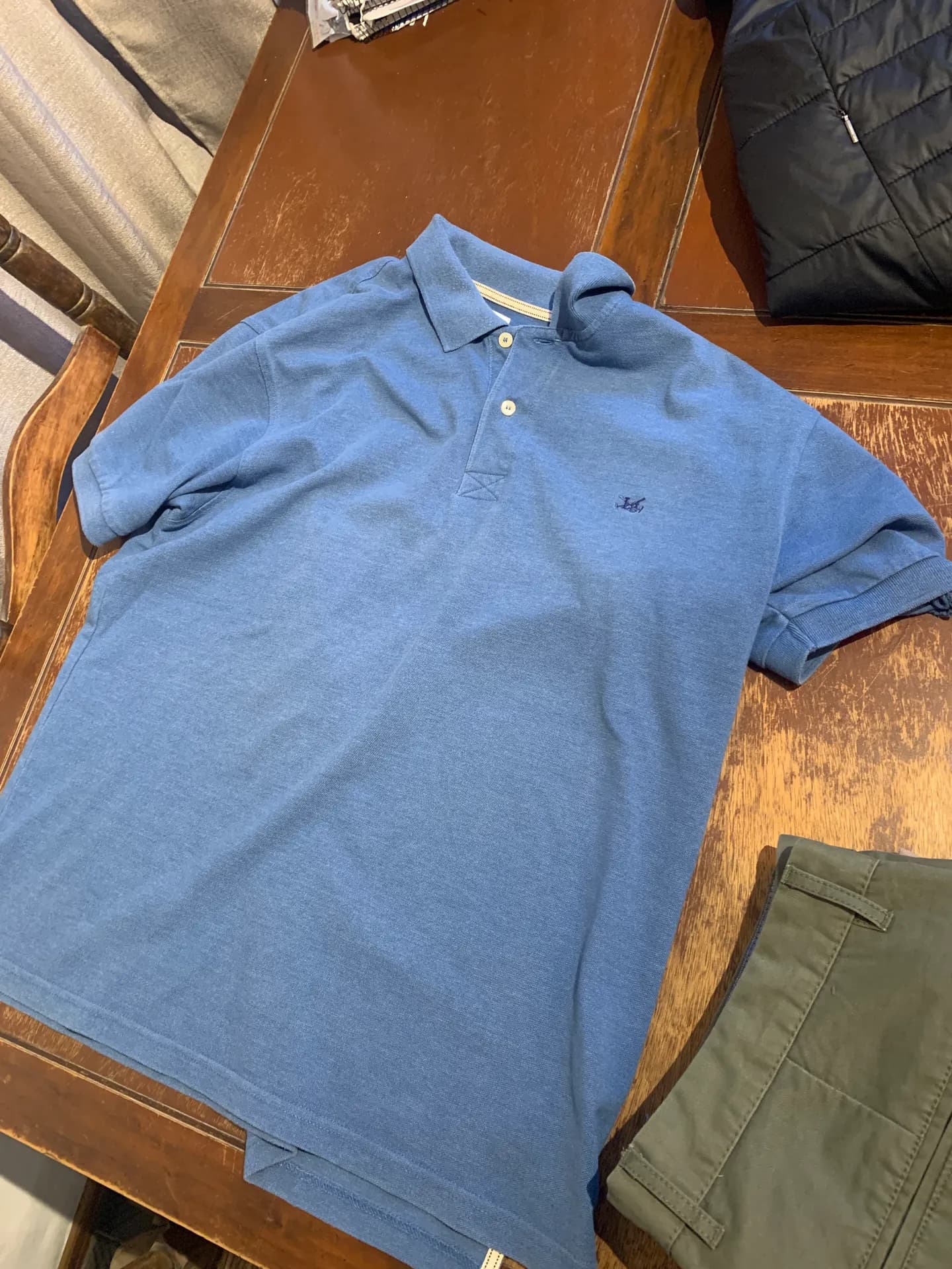 Pantalones de gabardina y chomba de piqué 3