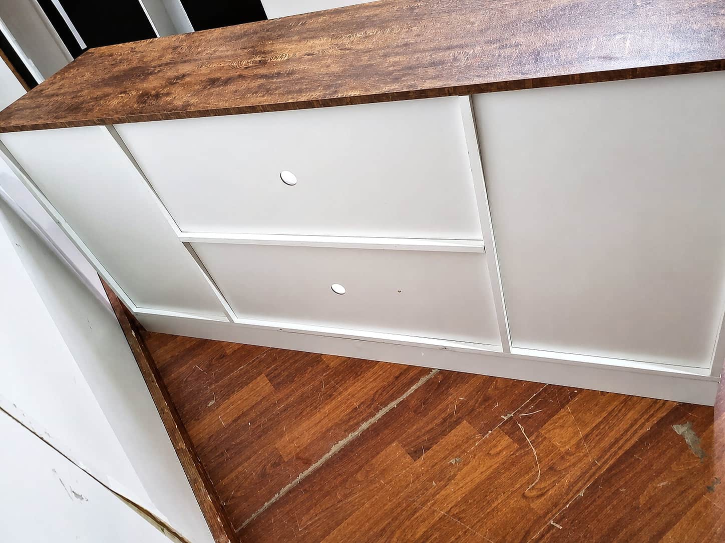 Mueble de TV o rack con estantes 3