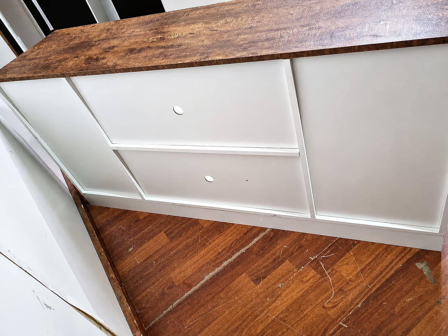 Mueble de TV o rack con estantes 3