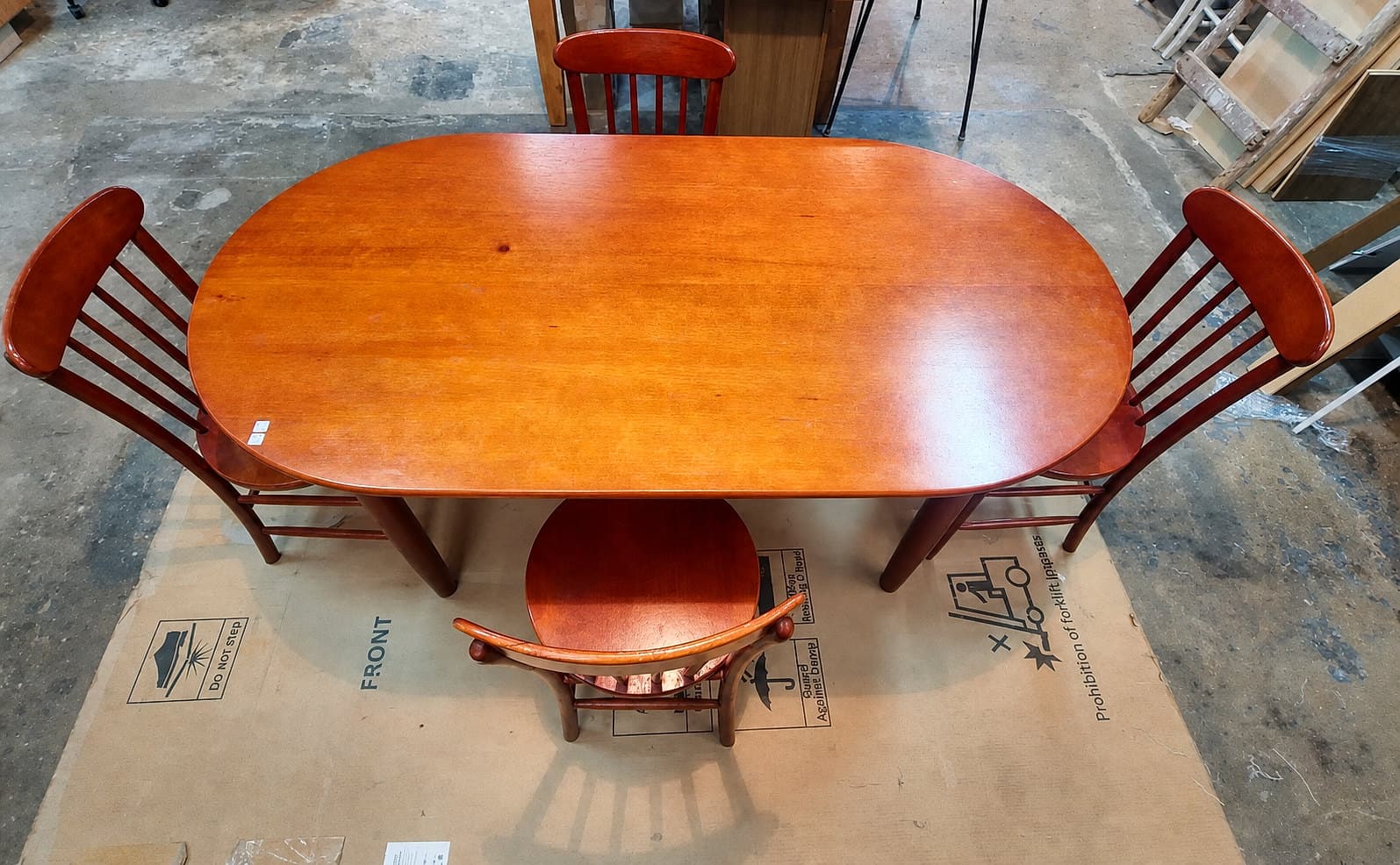 Juego de comedor en cedro mesa ovalada y 4 sillas de madera 2