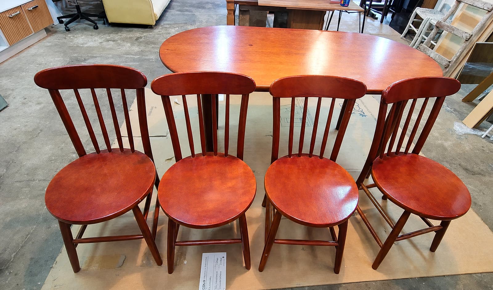 Juego de comedor en cedro mesa ovalada y 4 sillas de madera 3