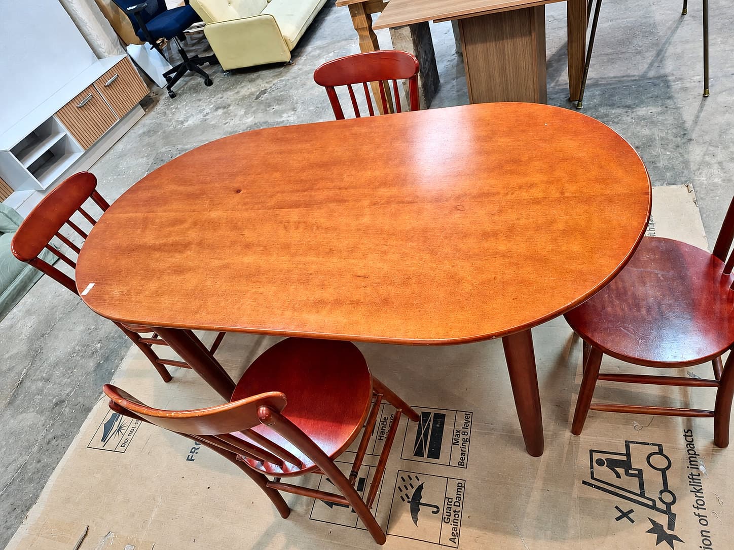 Juego de comedor en cedro mesa ovalada y 4 sillas de madera 1