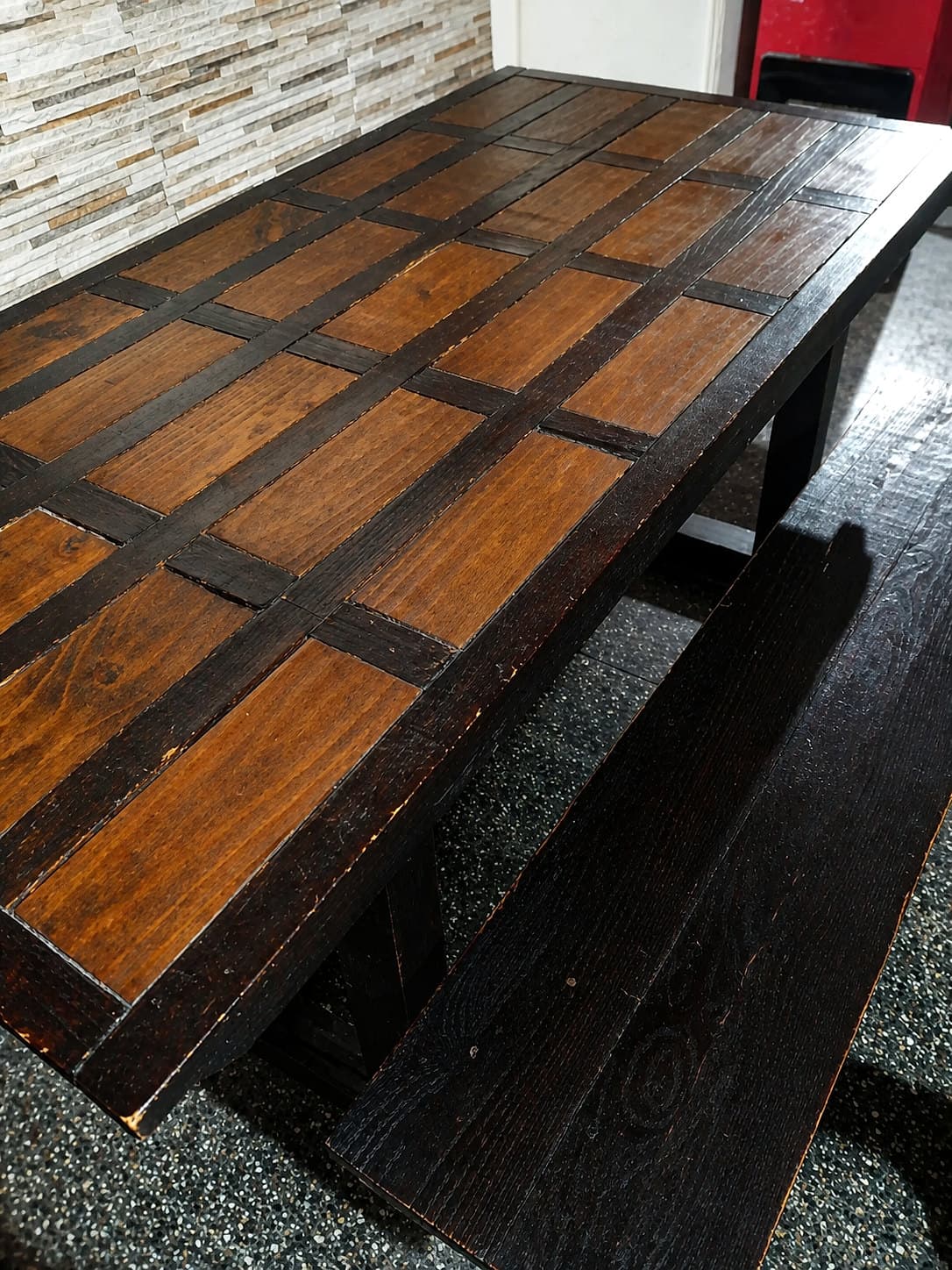 Mesa de madera con bancos 4