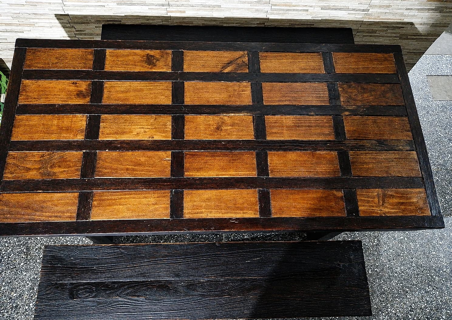 Mesa de madera con bancos 5