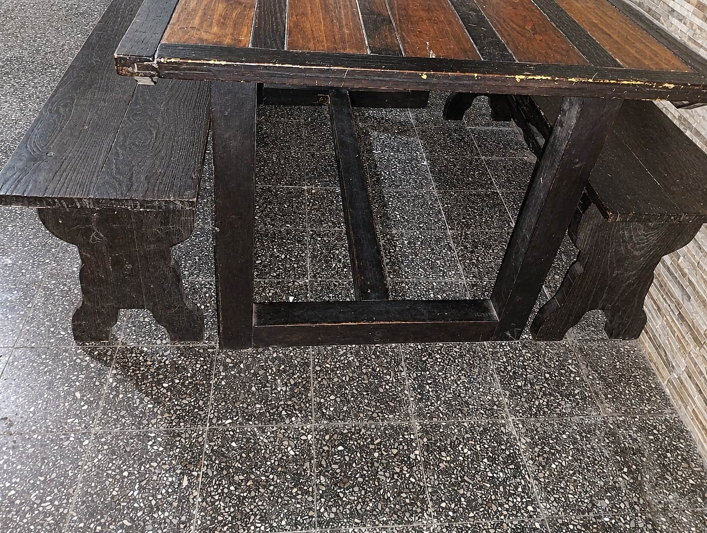 Mesa de madera con bancos 3