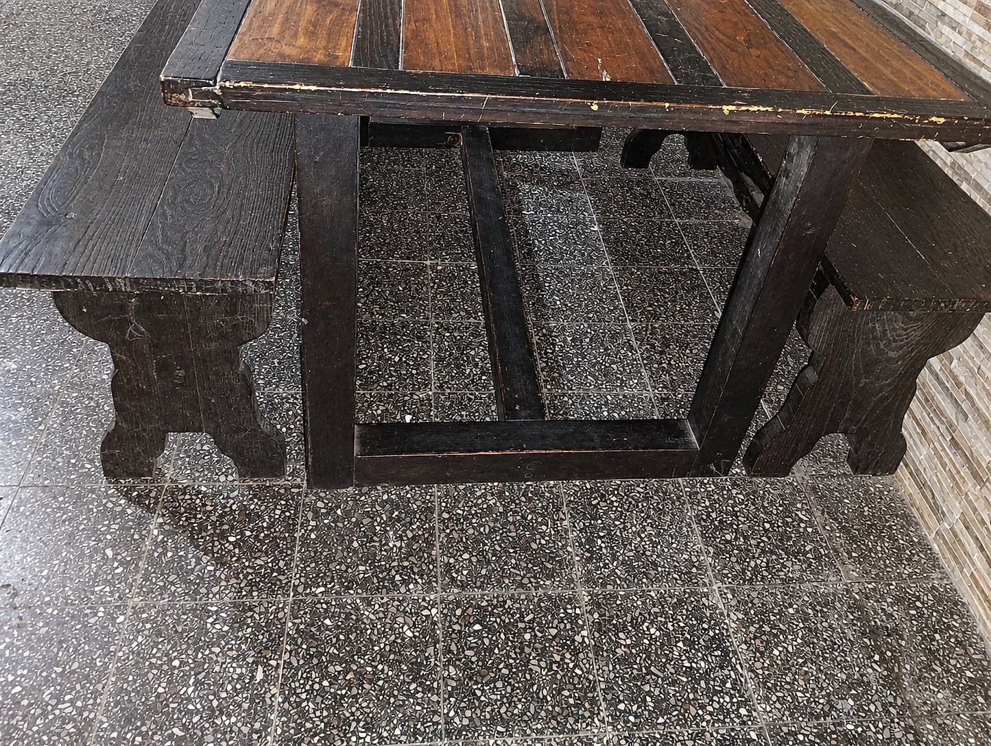 Mesa de madera con bancos 3