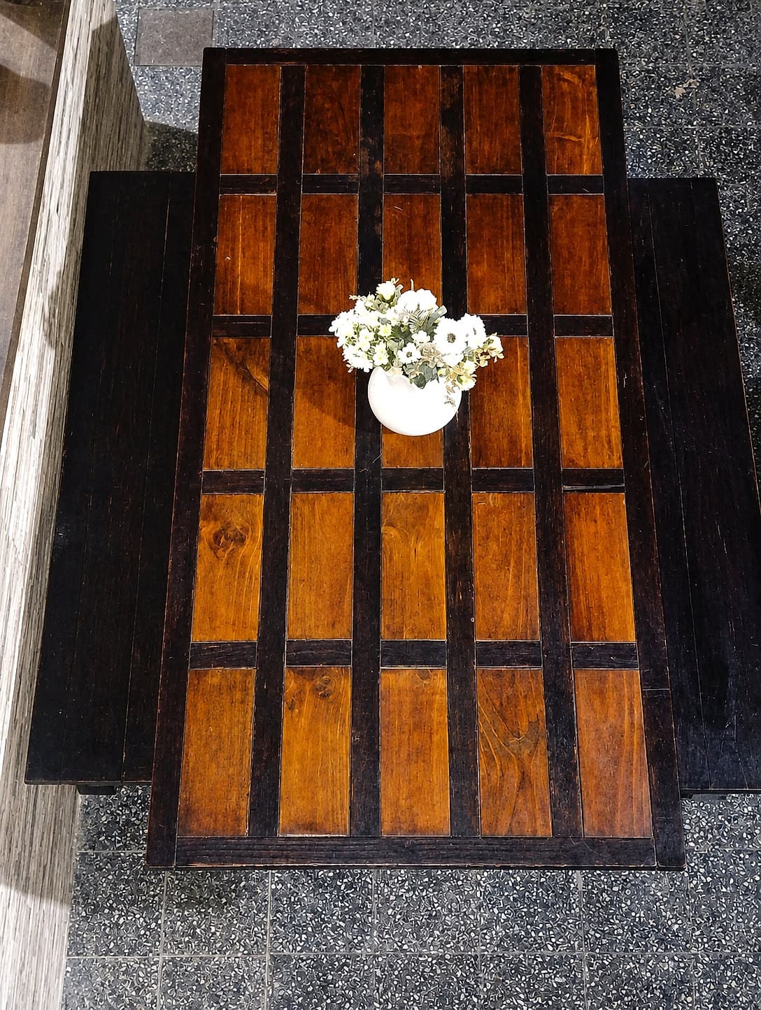 Mesa de madera con bancos 2