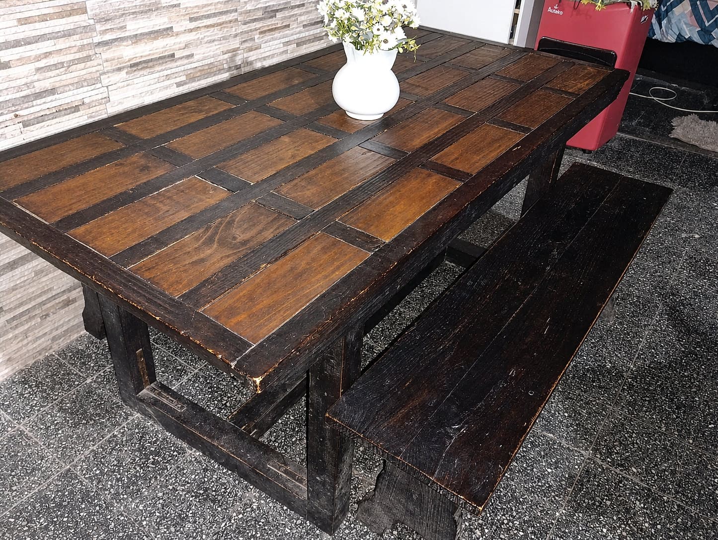 Mesa de madera con bancos 1