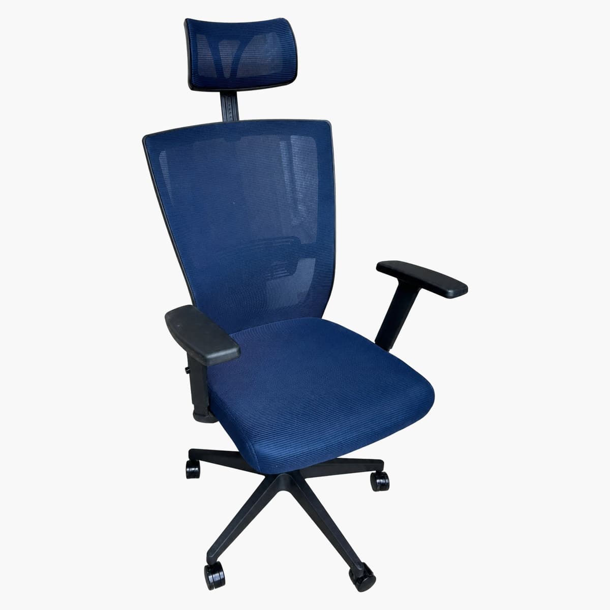 Silla de oficina ergonómica con respaldo de malla azul 1